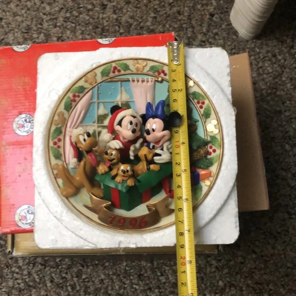 Disney Enesco 1996 Bas Relief Plate